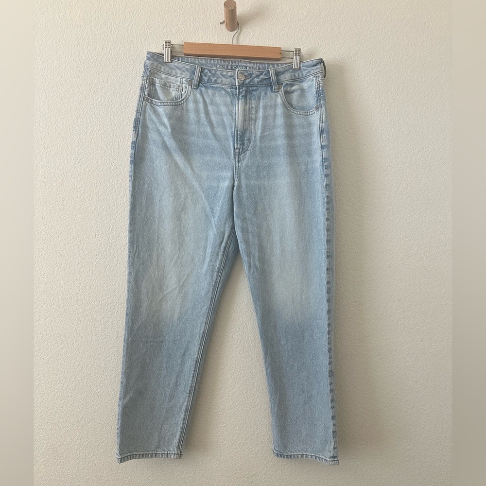 American Eagle Outfitters Light Wash Straight Mom Jeans